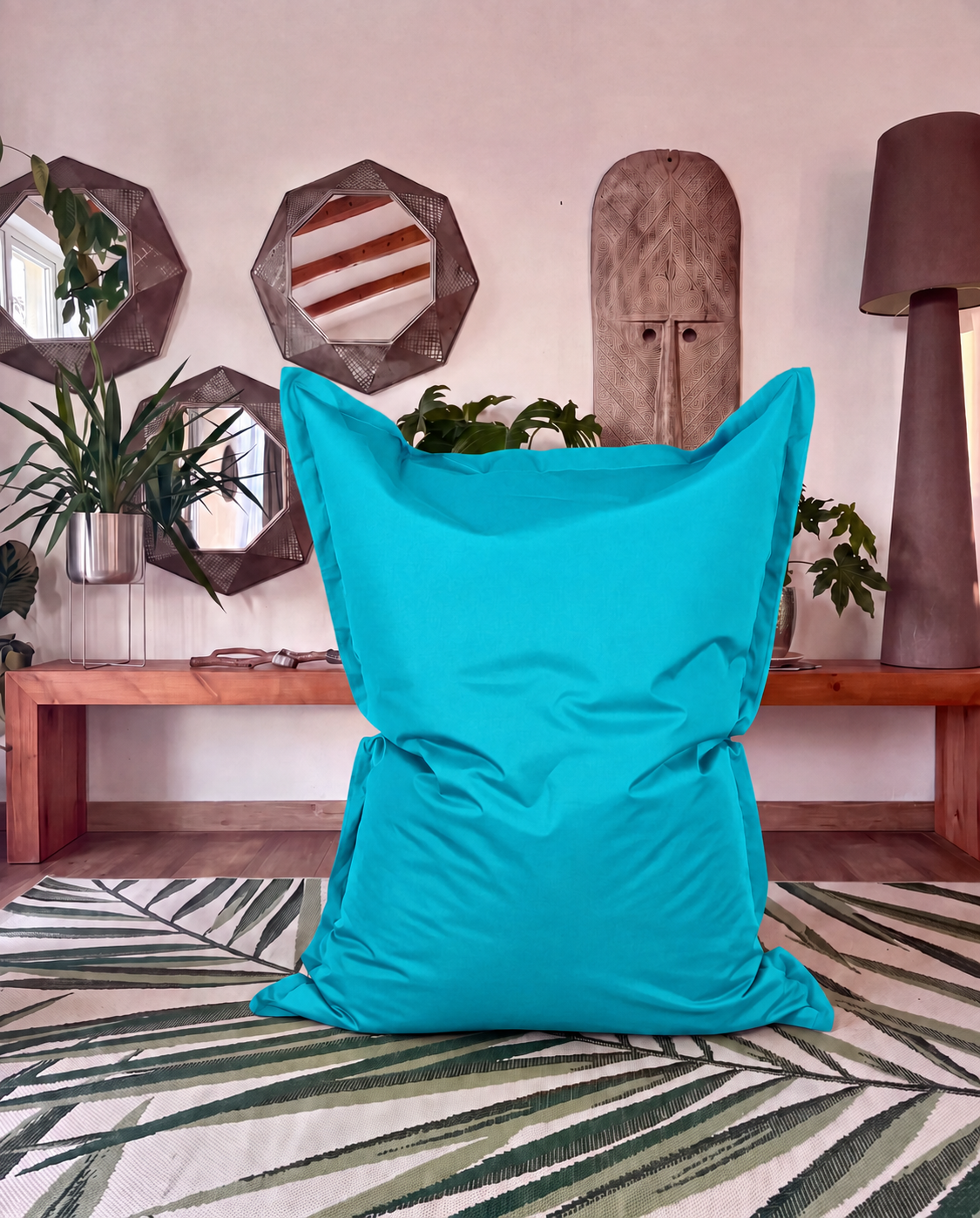 Puff Cojín XL turquesa LittleOasis en living con plantas y decoración natural