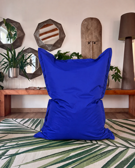 Puff Cojín XL azul LittleOasis en living con plantas y decoración natural